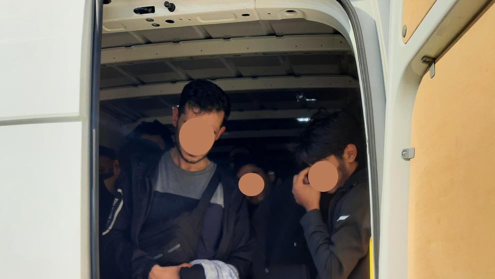 V dodávce se tísnilo 33 migrantů (1)