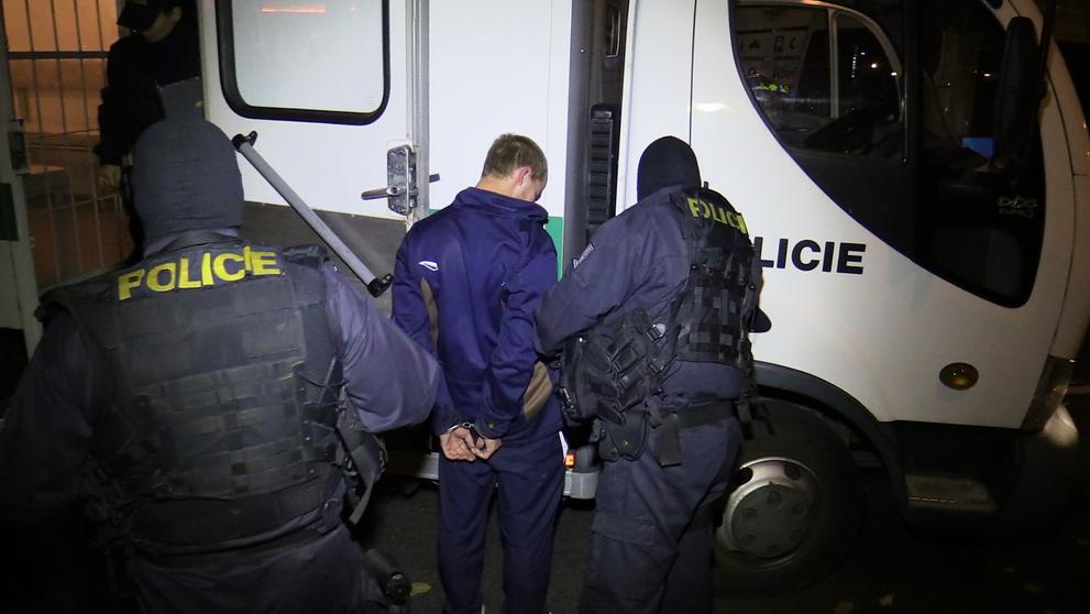 Na nepovolený sraz „tuningářů“ v Praze si došlápla policie - 13