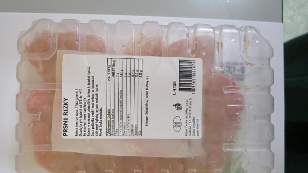 Kuřecí prsní řízky s bakterií způsobující salmonelózu