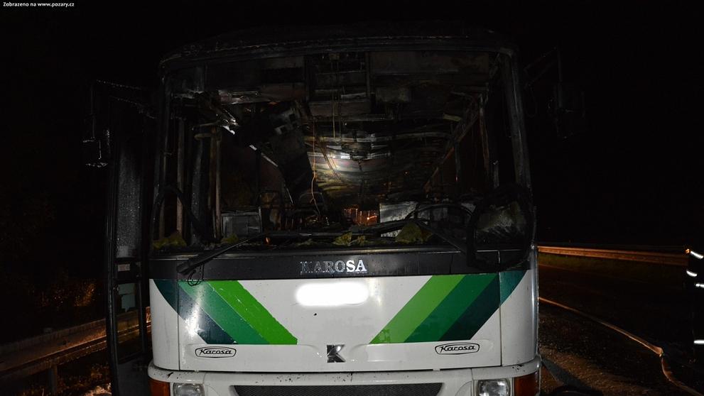 Autobus začal na dálnici D10 hořet - 3