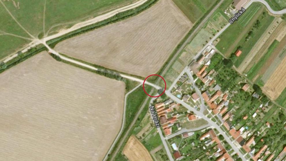 Nebezpečné přejezdy: P 7953, Kunovice - Veselí nad Moravou, Zlínský kraj - přejezd bez světel, řešení: se závorami. DŮVOD: Účelová komunikace, frekventovaná, cyklotrasa a přístup k jezerům, traťová rychlost 100 km/h