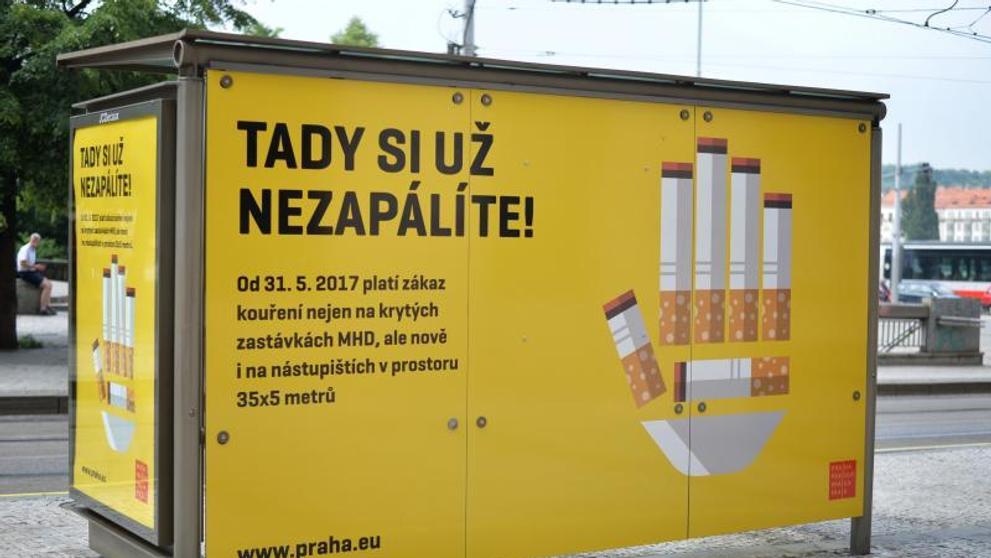Vyznačená nekuřácká zóna na zastávce MHD - 7