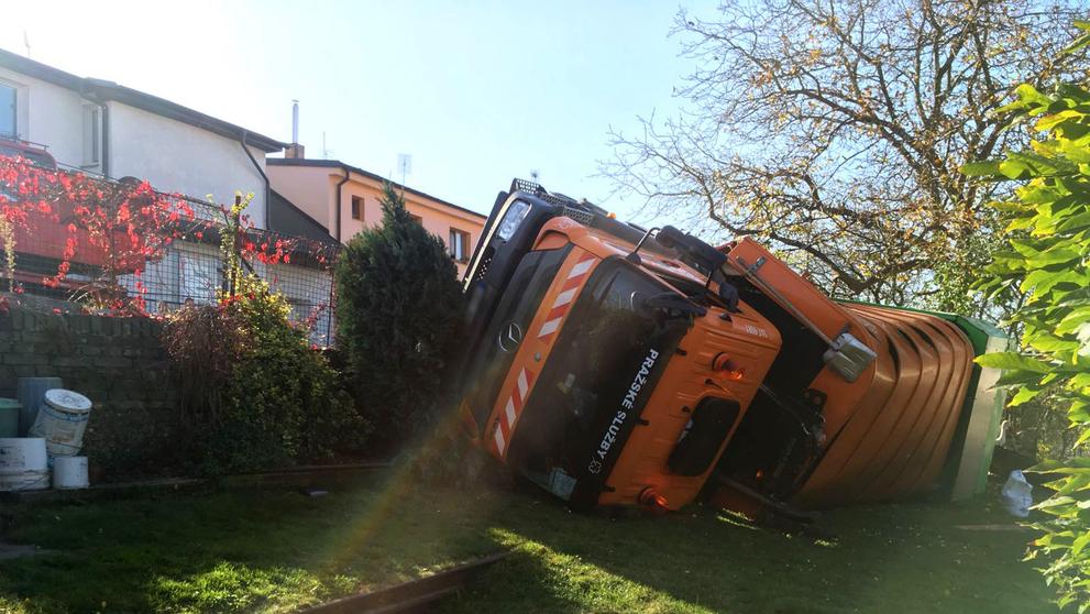 Převrácený popelářský vůz u Ruzyně - 1