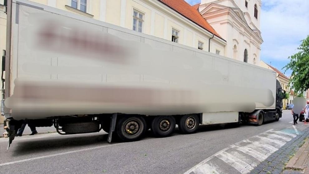 Řidič uvázl s kamionem v centru Trnavy