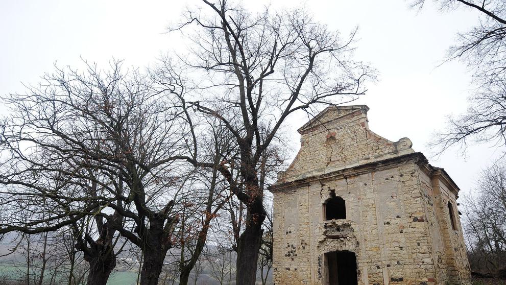 Chátrající kostel u Libčevsi hlídá bezdomovec - 4