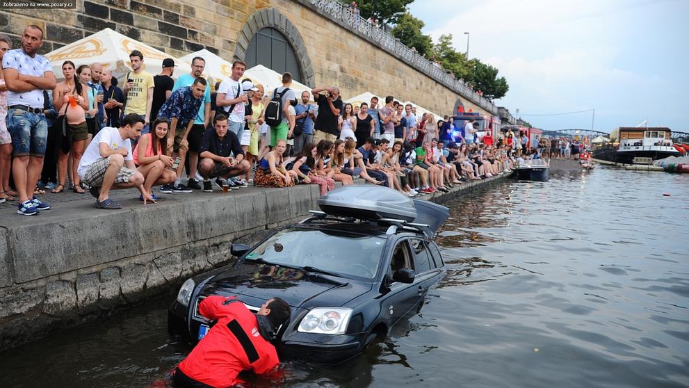 Auto sjelo na Náplavce do vody