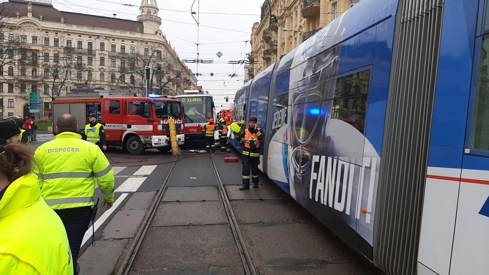 Nehoda dvou tramvají a osobního auta blokuje v Brně - 2