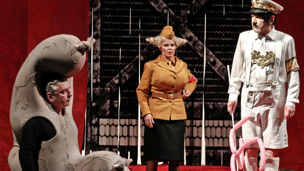 Zleva Miroslav Donutil, Hana Igonda Ševčíková, Rudolf Stärz v činohře Být či nebýt, 2011