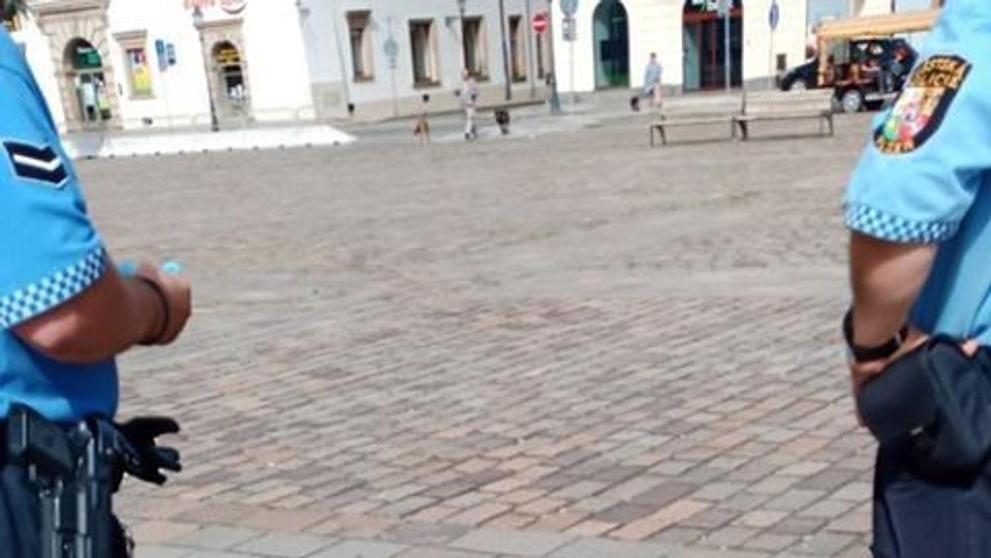 Polonahý muž napadl strážnici, tekla i krev - 2