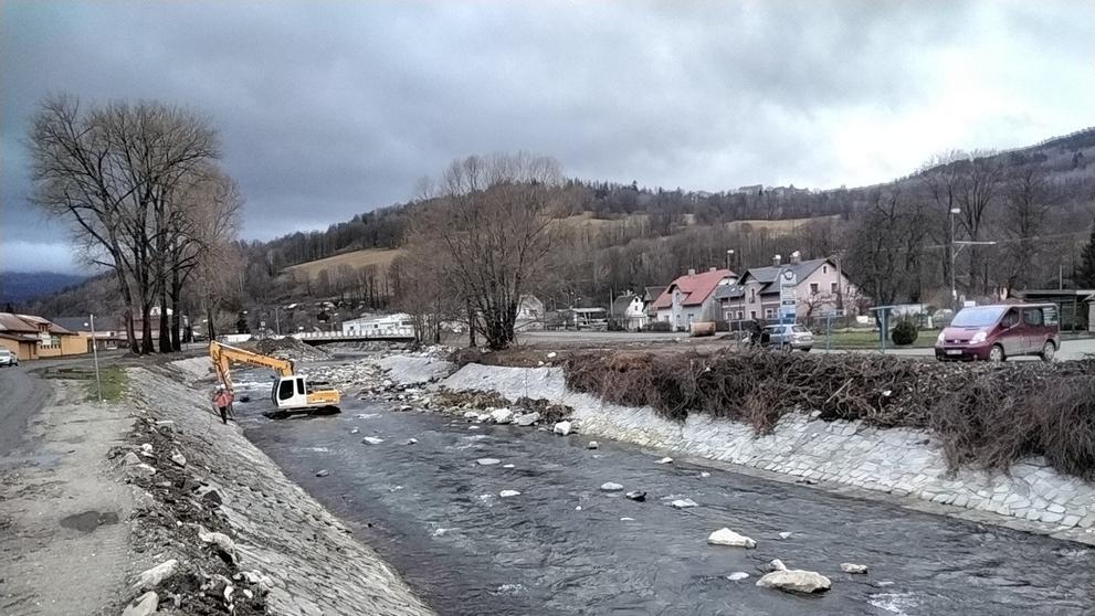 Únik oleje z bagru na řece Bělé v České Vsi (2)