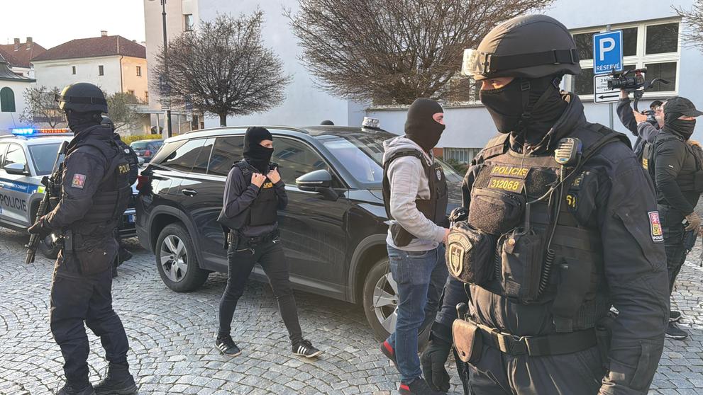 Zadržení pachatelé žhářského útoku v Pardubicích