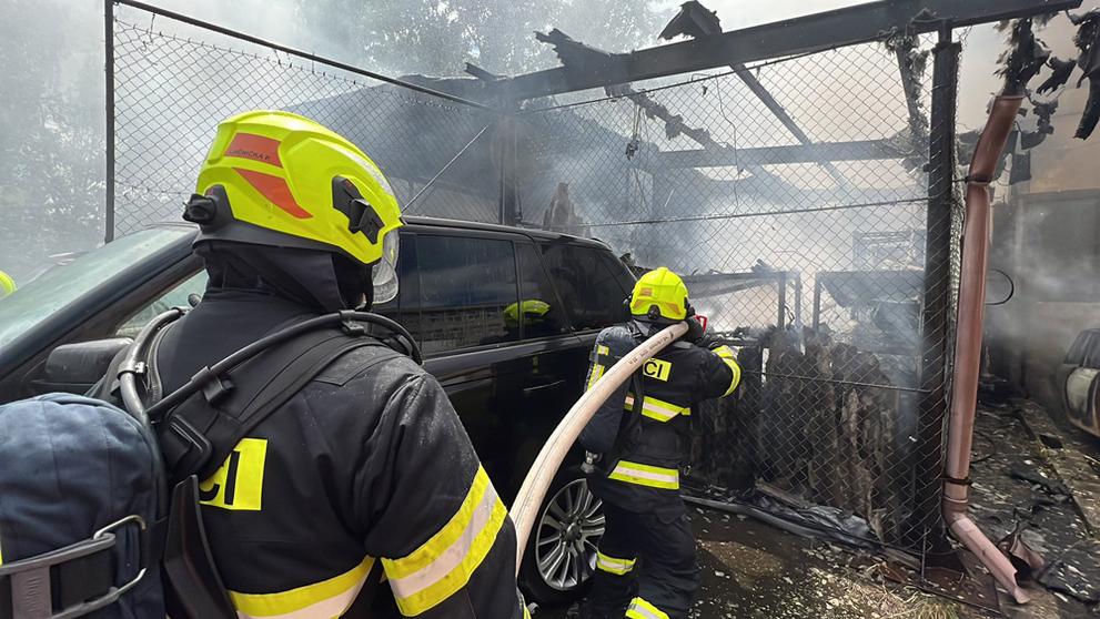 Požár autoservisu v Běchovicích (16)