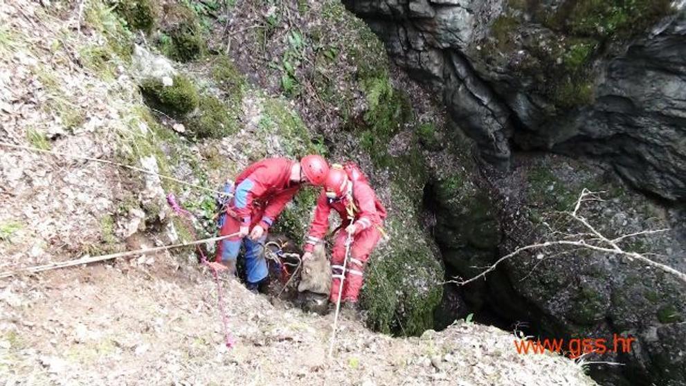 Chorvatští záchranáři vytahují medvěda z jeskynní prohlubně - 2