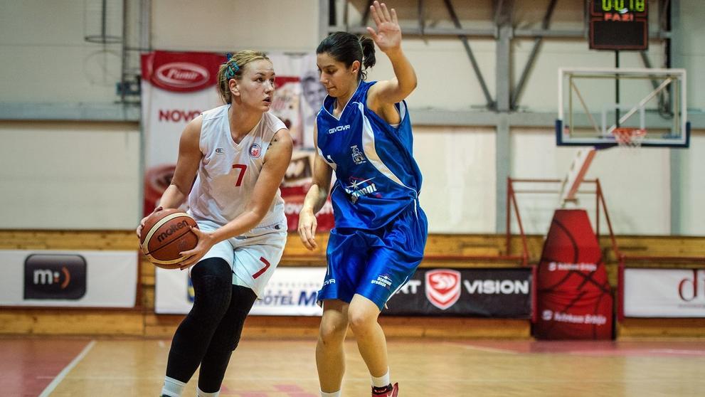 Srbská basketbalistka hraje s ortézou - 5