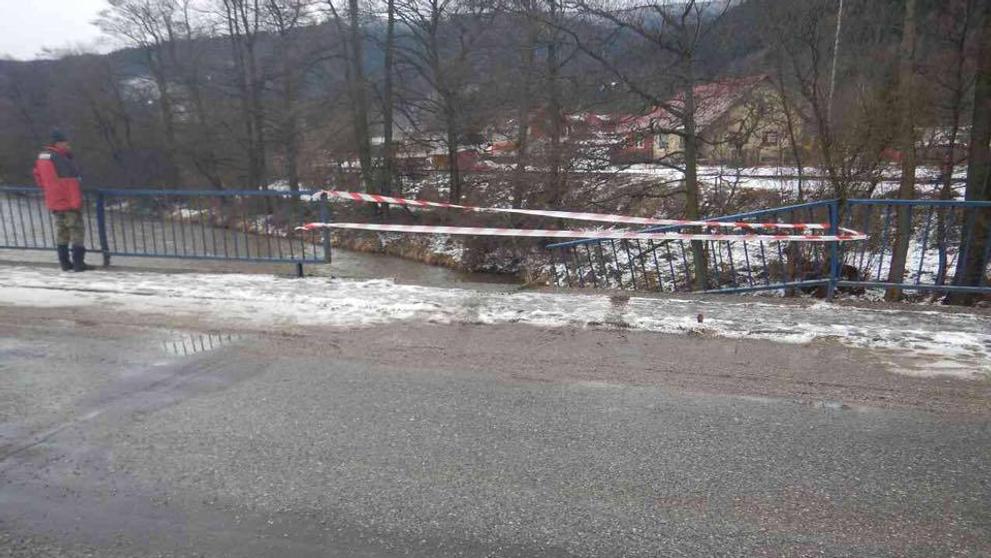 Auto při nehodě na Slovensku spadlo z mostu do řeky - 4