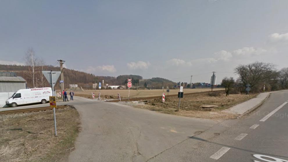 Nebezpečné přejezdy: P 8251, Otrokovice - Vizovice, Zlínský kraj - přejezd bez světel, řešení: se závorami. DŮVOD: Frekventovaný přejezd, krátký nájezd do křižovatky s hlavní silnicí, velmi vysoká nehodovost, 5 nehod od r. 2008