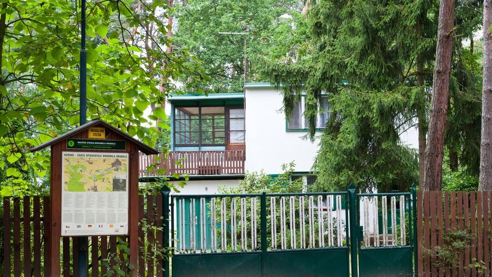 Chata Bohumila Hrabala je na prodej - 1