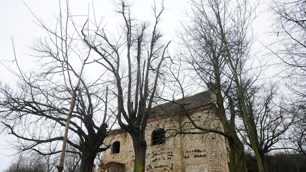 Chátrající kostel u Libčevsi hlídá bezdomovec - 2