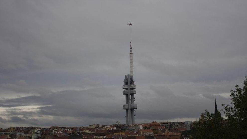 Vrtulník nad žižkovským vysílačem