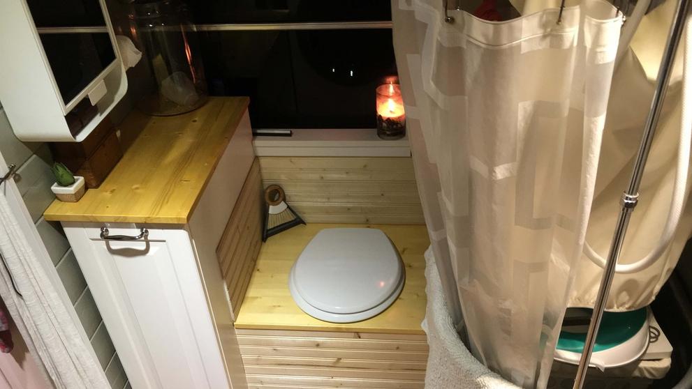 Rodina přestavěla školní autobus na bydlení - 3