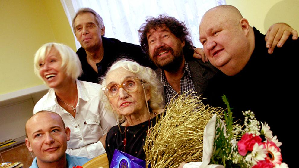Gratulanti zleva - David Novotný, Hana Čížková, Josef Laufer, Anna Vejvodová, Zdeněk Troška s Václavem Glazarem.
