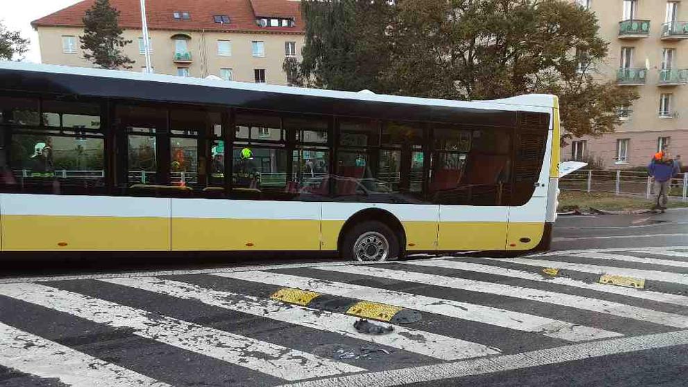 Pod autobusem v Mostě se propadla silnice