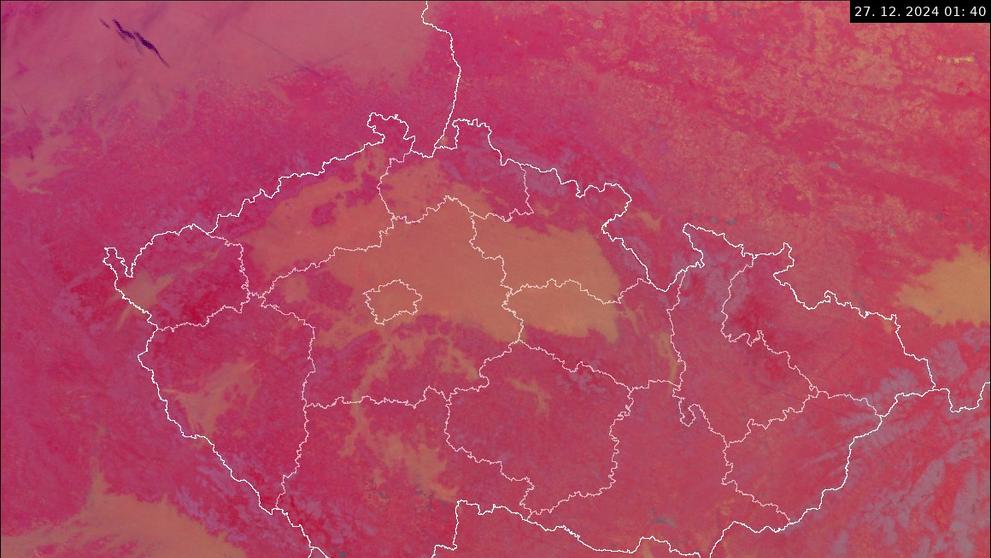 Snímek z polární družice - v detailu viditelné mrznoucí mlhy - žlutavé plochy