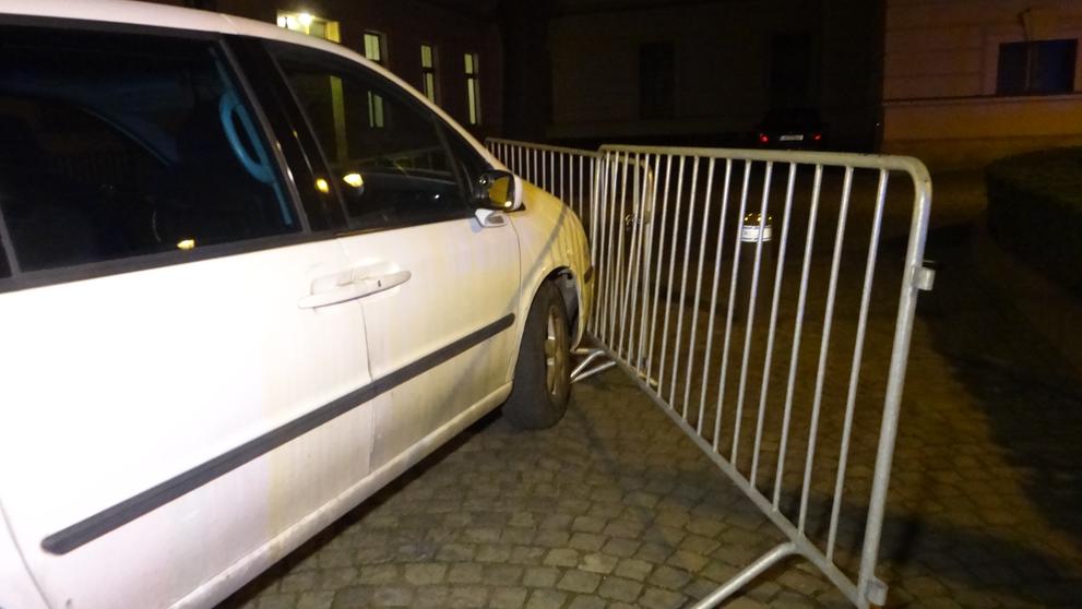 Řidič se s autem ke vchodu neprobojoval - 3