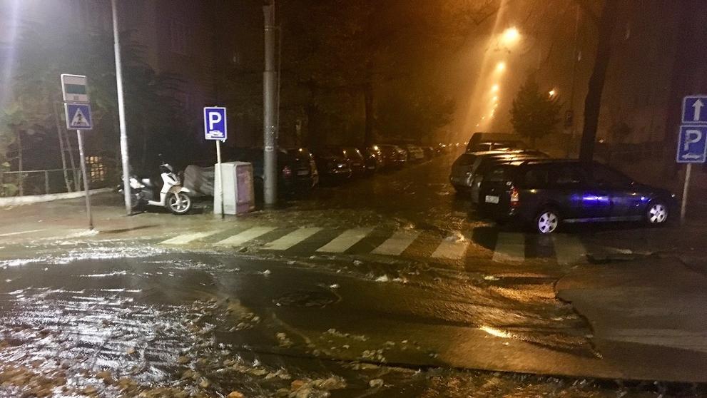 V Brně prasklo potrubí, voda zalila ulici - 13