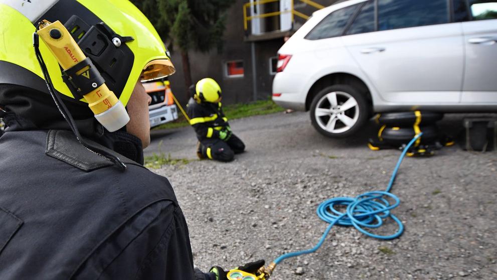 Hasiči zachránili užovku (2)