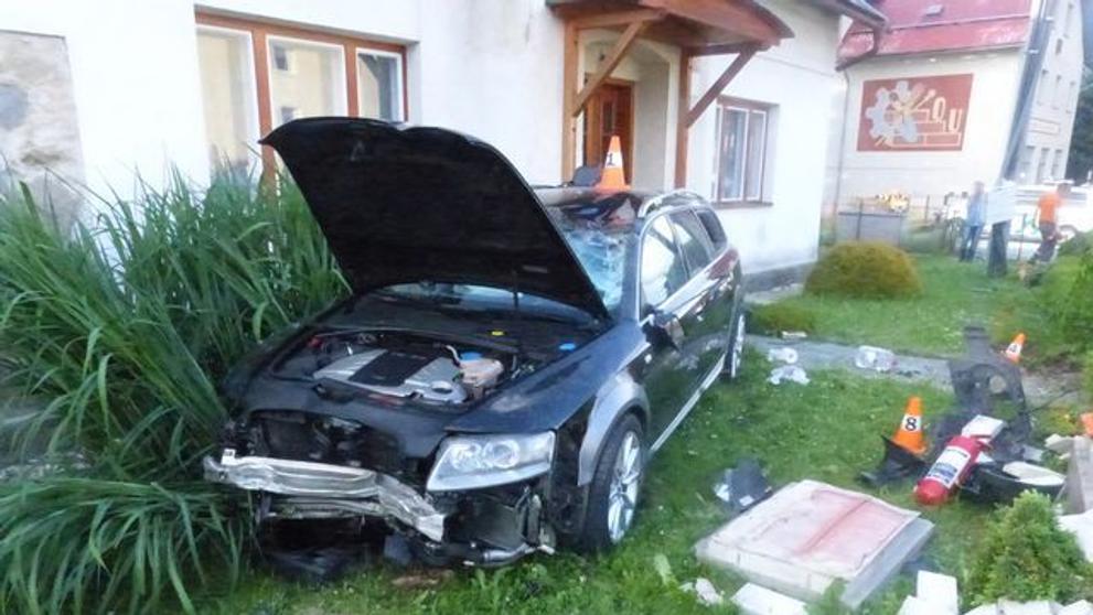 Auto na zahradě v Lipové - 4