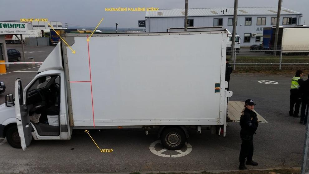 Policejní akce ZEUS II - falešná stěna