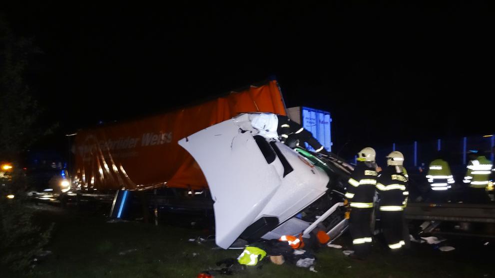 Z utržené a zdemolované kabiny vystříhali šoféra hasiči