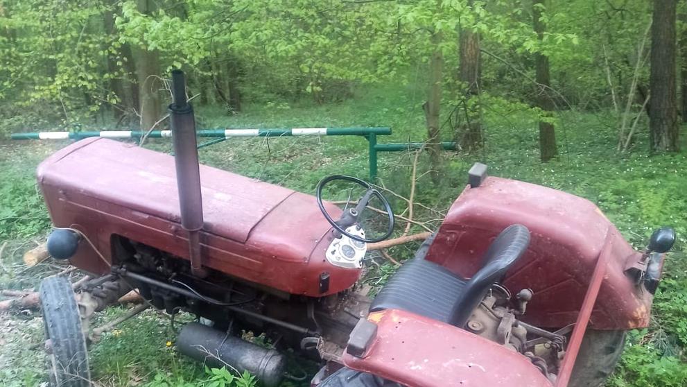 Traktorista spadl pod kola vlastního traktoru