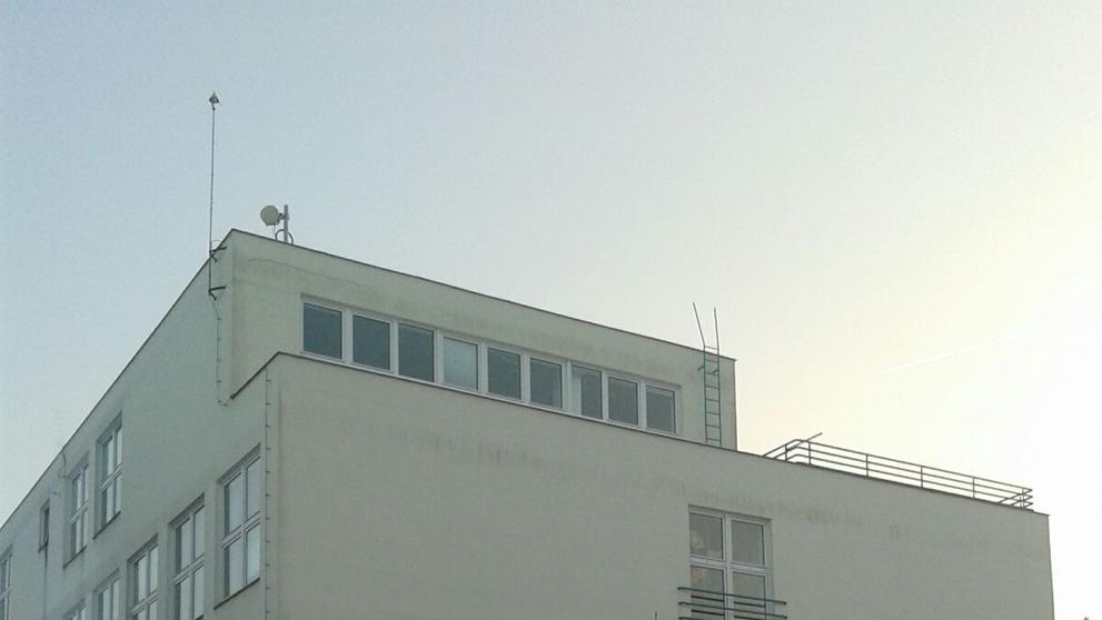 Ze střechy gymnázia skočil student - 2