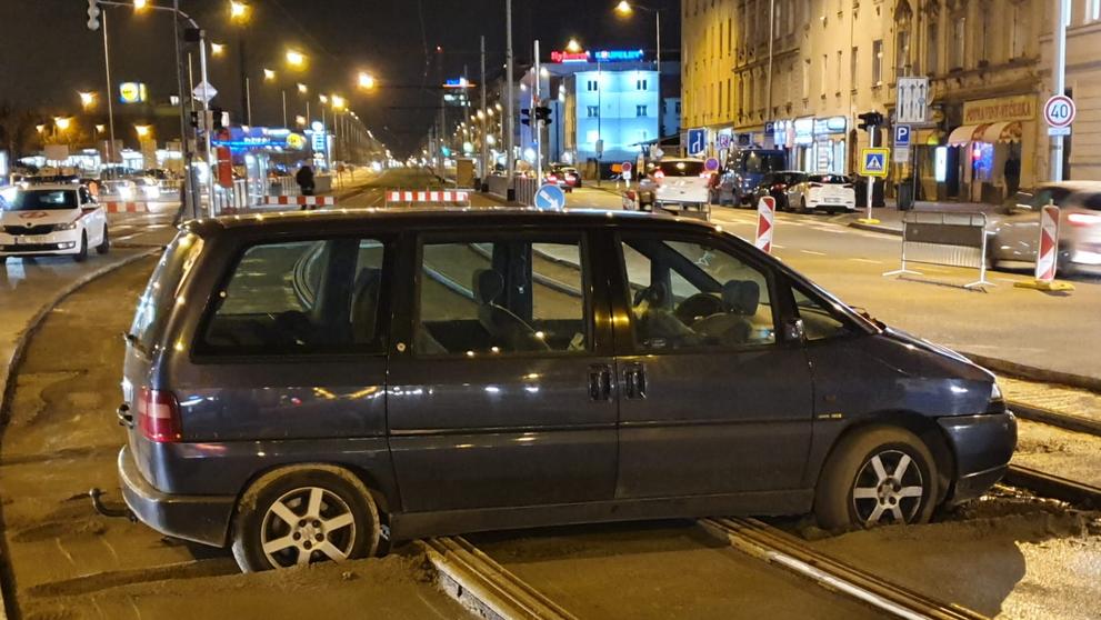 Auto v Praze zapadlo do betonu