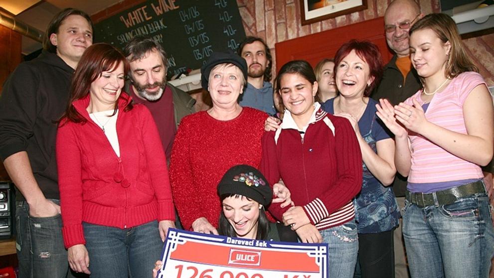 Uličníci předali projektu Život nanečisto šek se 127 tisíci korunami.