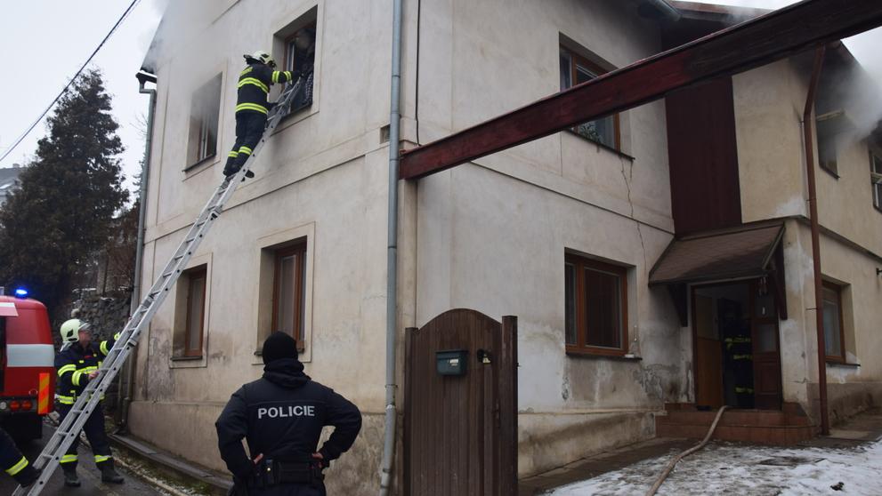 Hasiči při požáru domu v Novém Kníně zachránili ženu se třemi dětmi - 2