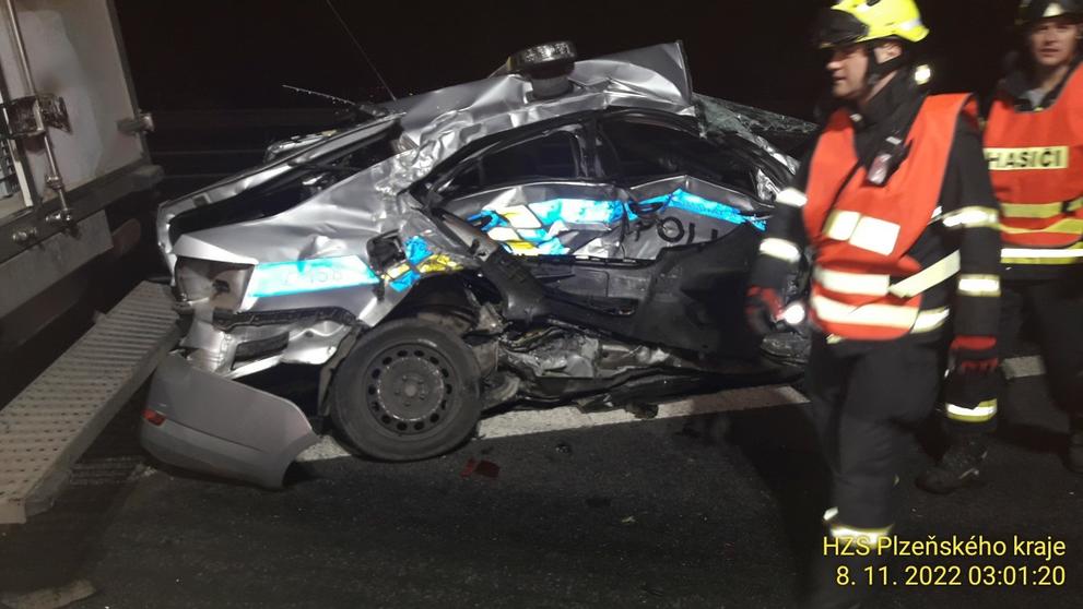 Zdemolované policejní auto