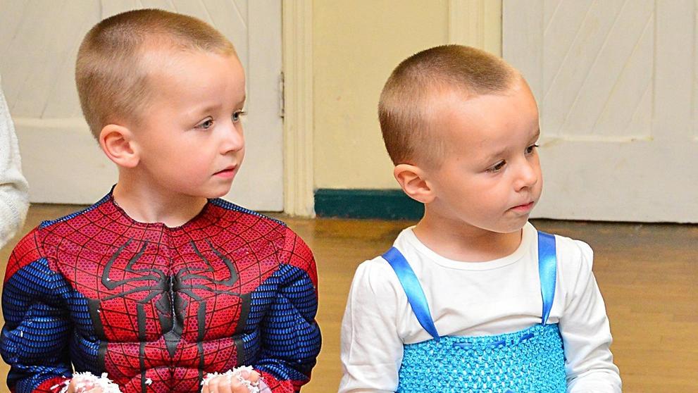 Malý Logan se převléká do ženských šatů - 1
