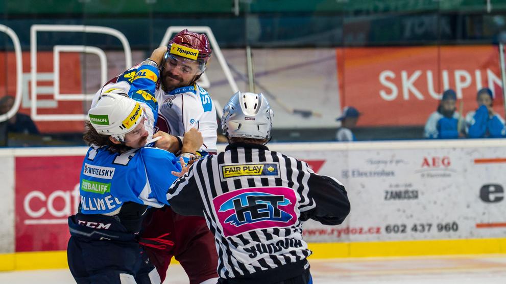 David Kočí vs. Ryan Hollweg, bitka z NHL v extralize - 6