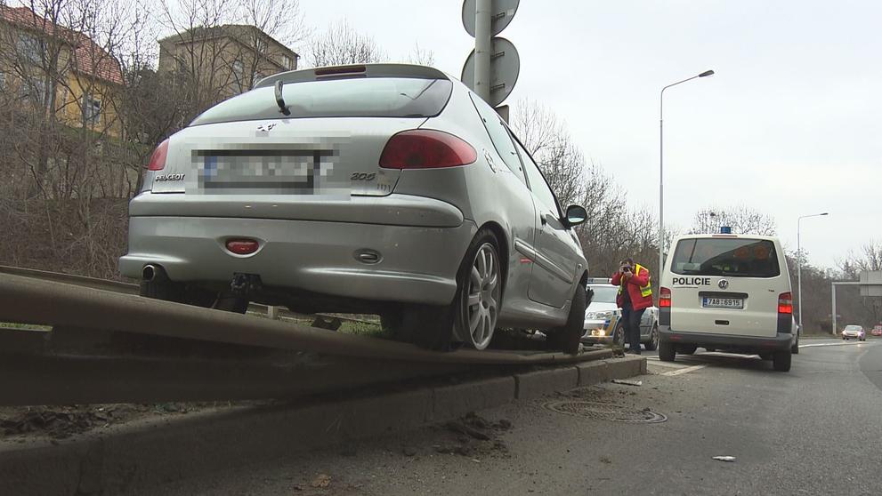 Zfetovaný řidič ujížděl policistům a boural - 4