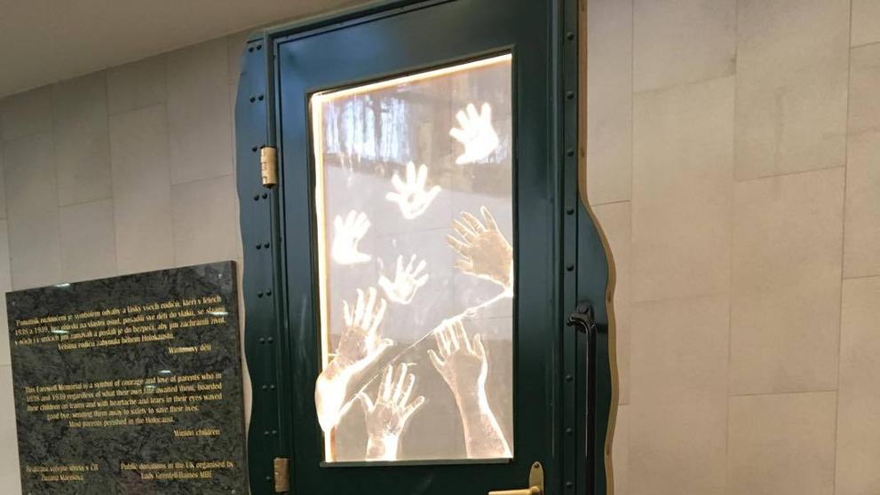 Pomník Wintonových dětí na Hlavním nádraží zničil vandal - 9