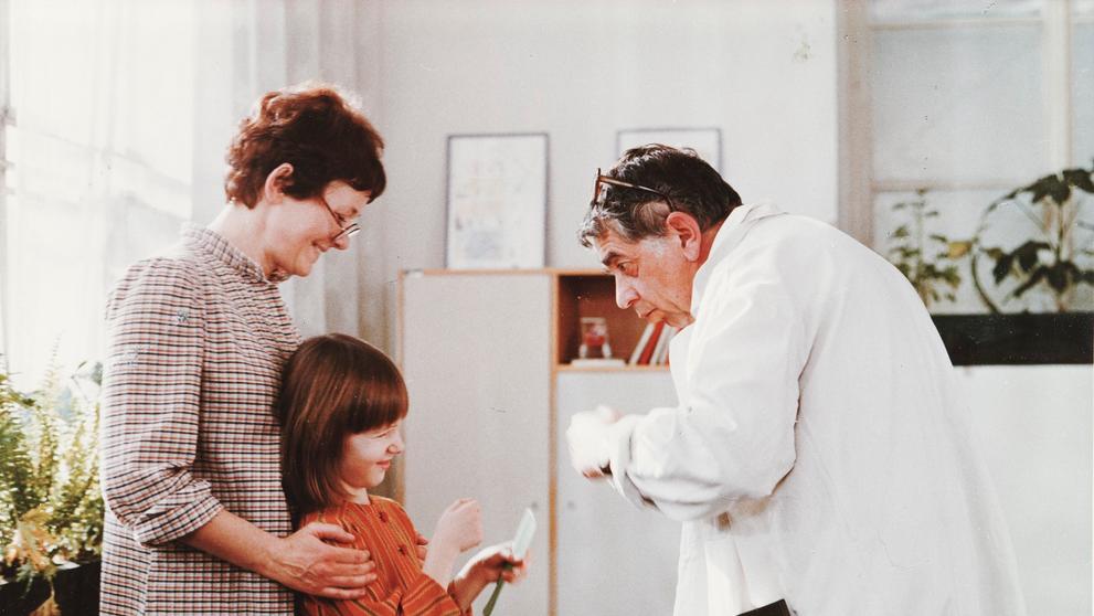 Zdena Hadrbolcová, Žaneta Fuchsová a Vlastimil Brodský ve filmu Počítání oveček, 1981