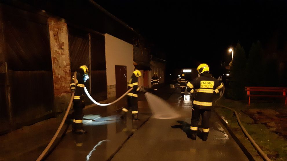 V Bořitově hasiči uklízeli komunikace od nánosu bahna