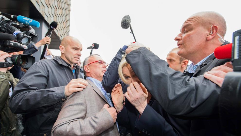 Po Marine Le Penové házeli vajíčka