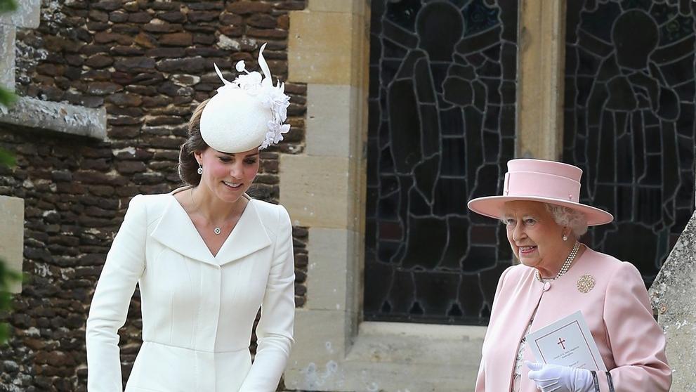 královna Alžběta a Kate