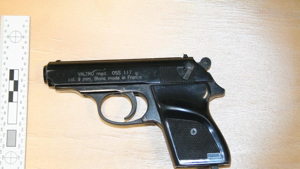 Policisté u zadržených výrobců drog nalezli zbraně