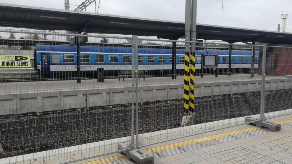 Vlak na Kolínsku projel návěstidlo na červenou - 2