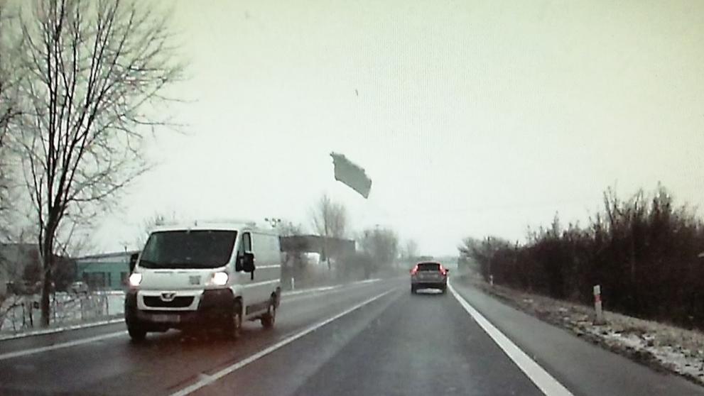 Led z dodávky muži rozbil čelní sklo - 7